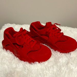 Boys Nike Huarache Run sneakers. University Red in Size 4y (big kids)